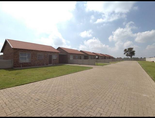 2 BEDROOM TOWNHOUSE FOR SALE IN RIVERSDALE